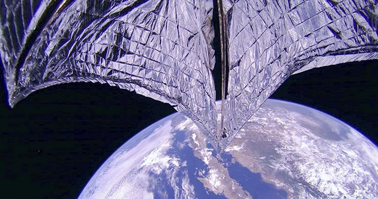 Po ponad 3 latach po wyniesieniu na orbitę, żagiel słoneczny LightSail-2 właśnie zakończył swój żywot, płonąć w ziemskiej atmosferze. Naukowcy uważają, że dzięki takim wynalazkom niebawem uda nam się wysłać pierwsze misje badawcze na planety w obcych układach gwiezdnych.