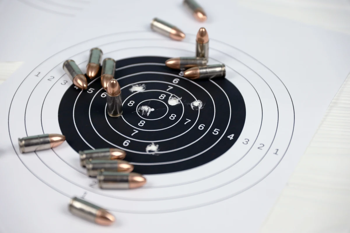 22-letni mężczyzna zginął po postrzale z broni podczas zajęć na prywatnej strzelnicy w Kielcach - poinformował podkomisarz Damian Janus z biura prasowego Komendy Wojewódzkiej Policji w Kielcach. Trwa wyjaśnianie okoliczności tragedii.