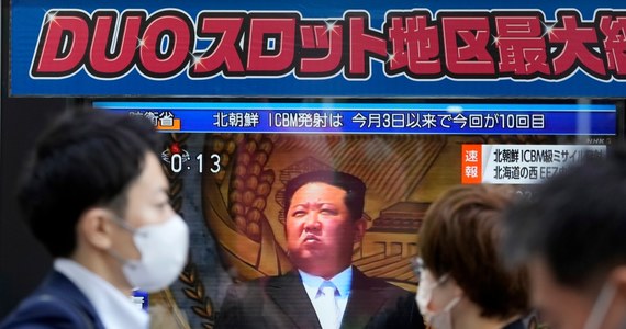 Przywódca Korei Północnej Kim Dzong Un zapowiedział "zdecydowaną" reakcję i użycie broni atomowej w przypadku ataku nuklearnego na jego kraj - podała w sobotę północnokoreańska agencja KCNA, dzień po wystrzeleniu przez KRLD pocisku balistycznego dalekiego zasięgu.