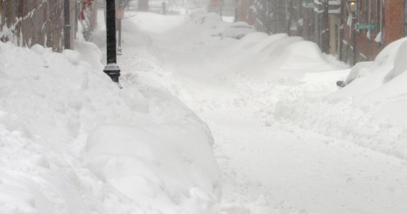 Dwie osoby nie żyją w wyniku potężnych opadów śniegu, które sparaliżowały zachodnią część amerykańskiego stanu Nowy Jork. W niektórych regionach spadło ponad 180 cm śniegu.  