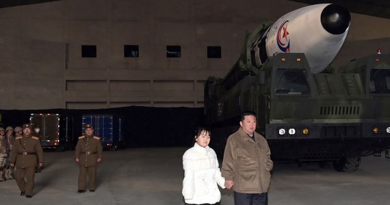 Kim Dzong Un przyszedł z nieoczekiwanym gościem, by w piątek osobiście nadzorować wystrzelenie międzykontynentalnego pocisku balistycznego. Na zdjęciach, które obiegły świat, przywódca trzyma za rękę… swoją córkę.