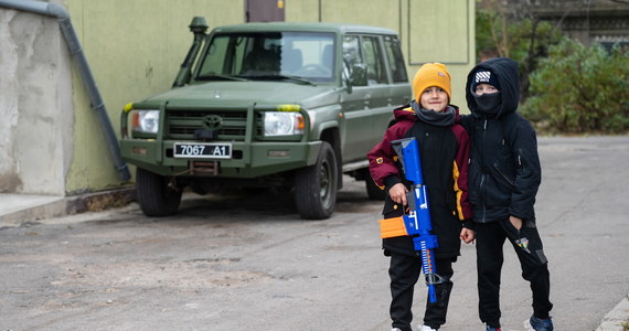 Po miesiącach rosyjskiej okupacji na podwórka domów w Chersoniu wyszły dzieci. Z radością i niebiesko-żółtymi flagami zatkniętymi na patykach witają ukraińskich żołnierzy. Mali chłopcy z zabawkowymi karabinami organizują punkty patrolowe. Jesteśmy ukraińskimi kozakami - przedstawiają się.