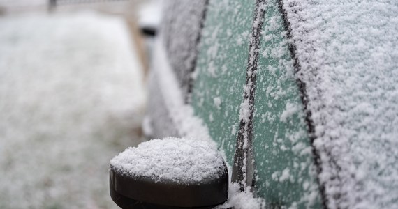 Województwo warmińsko-mazurskie przykryte jest śniegiem. W wielu miejscach wciąż pada i na drogach jest ślisko. Policja apeluje do kierowców o ostrożność.