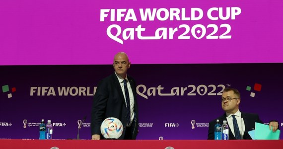 Krytyka sytuacji politycznej w Katarze, gdzie w niedzielę rozpoczną się mistrzostwa świata, jest przejawem hipokryzji - uważa kierujący Międzynarodową Federacją Piłki Nożnej (FIFA) Gianni Infantino. Jego zdaniem wszyscy kibice będą w tym kraju mile widziani.