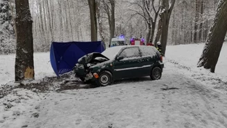 Tragiczny wypadek pod Olsztynem. Kierowca zjechał z jedni i uderzył w drzewo