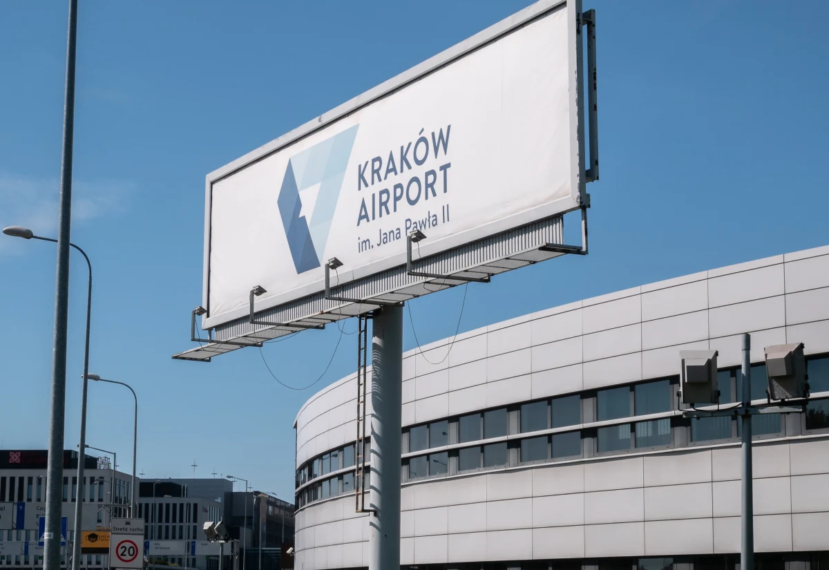 Po godzinie 14 wznowiono ruch na lotnisku w podkrakowskich Balicach. Został on wstrzymany około południa, gdy w wieży kontroli lotów uruchomił się system przeciwpożarowy. 