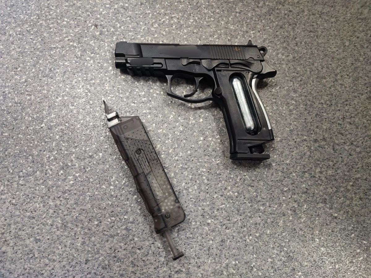 Do tymczasowego aresztu trafili czterej podejrzani o pobicie 43-letniego mężczyzny w jednej z miejscowości w gminie Oława, na Dolnym Śląsku. Mieli użyć między innymi kastetu i pistoletu pneumatycznego. 