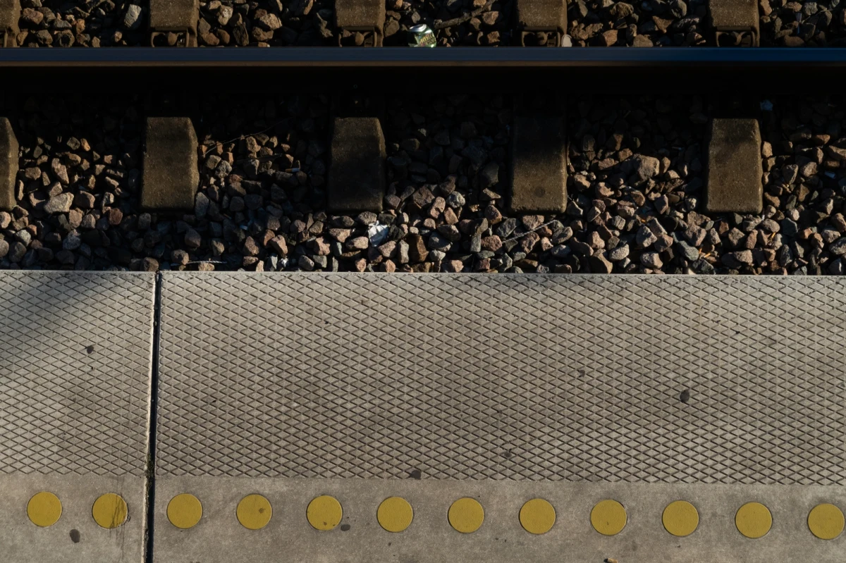 93-letni mężczyzna zginął na stacji PKP w Ciechanowie. Szedł po torach, pociąg nie zdążył wyhamować. 