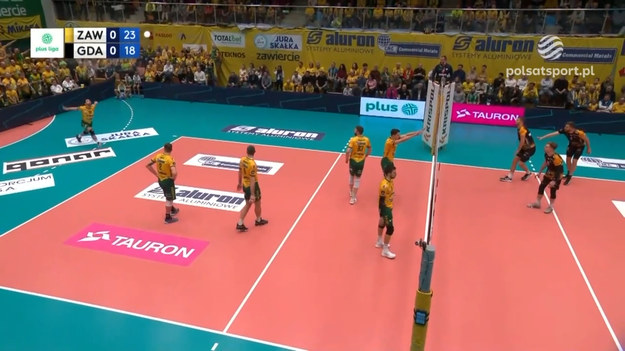 Skrót meczu 10. kolejki PlusLigi Aluron CMC Warta Zawiercie - Trefl Gdańsk 3:0 (25:19, 25:23, 28:26).

