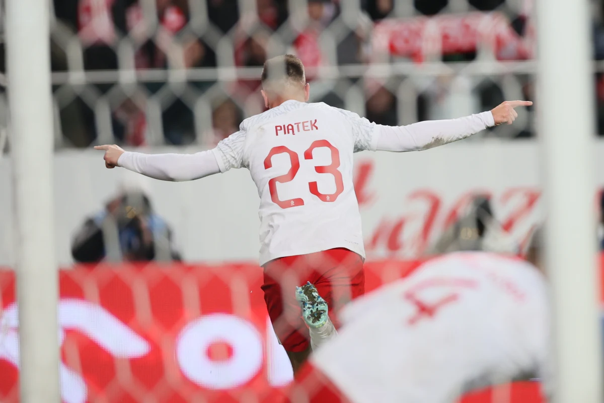 O godzinie 17 czasu polskiego w mieście Al-Chaur zabrzmi pierwszy gwizdek w tegorocznych mistrzostwach świata w Katarze. W meczu otwarcia 22. edycji mundialu zmierzą się piłkarze gospodarzy oraz Ekwadoru. Polacy na boisku pojawią się we wtorek. 