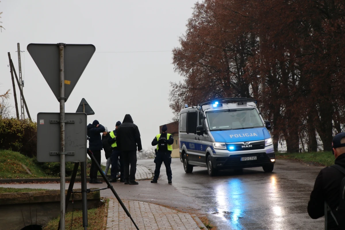 W niedzielę zakończyły się prace w miejscu eksplozji rakiety w Przewodowie. We wtorkowym wybuchu zginęło dwóch mężczyzn - traktorzysta i kierownik magazynu zbóż. Powstał tam lej o głębokości ok. 5 metrów. "Wszystko wskazuje na to, że doszło do nieszczęśliwego wypadku. Jedna z rakiet ukraińskich, której celem było strącenie rakiety rosyjskiej, spadła na terytorium naszego państwa" - mówił w sobotę gość Krzysztofa Ziemca w RMF FM, szef MSWiA Mariusz Kamiński. 