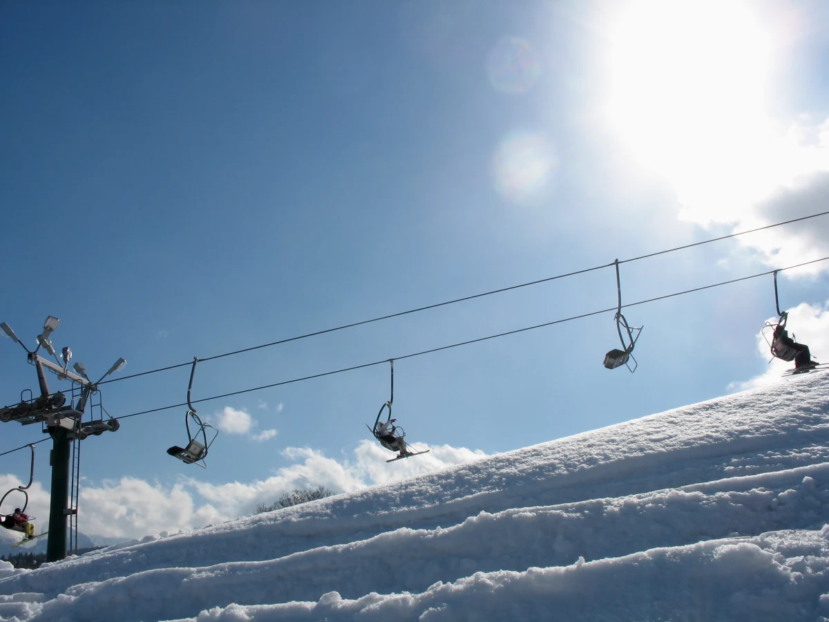 W Bukownie Tatrzańskiej ruszył w niedzielę pierwszy w tym sezonie wyciąg narciarski. Miłośnicy białego szaleństwa mogą szusować na stoku UFO.

