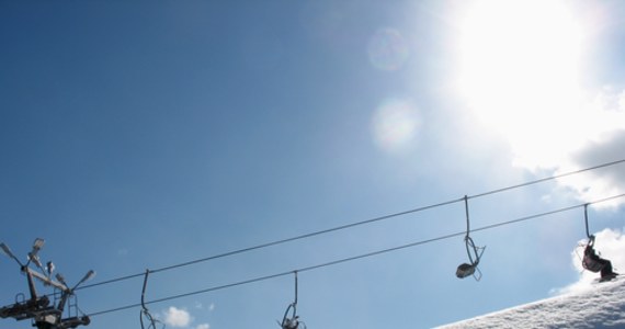 W Bukownie Tatrzańskiej ruszył w niedzielę pierwszy w tym sezonie wyciąg narciarski. Miłośnicy białego szaleństwa mogą szusować na stoku UFO.

