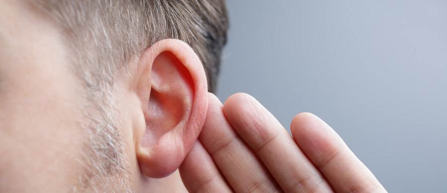 Aż 3/4 Polaków w różnym wieku cierpi na zaburzenia słuchu. Problemy dotyczą coraz młodszych osób. W ich przypadku powodów jest kilka. To między innym "zasługa" stresu, nieodpowiedniego trybu życia, czy problemów z gospodarką hormonalną. Zanim wybierzesz się do laryngologa lub audiologa, możesz w domu sprawdzić, czy dobrze słyszysz i ile lat ma Twój słuch!