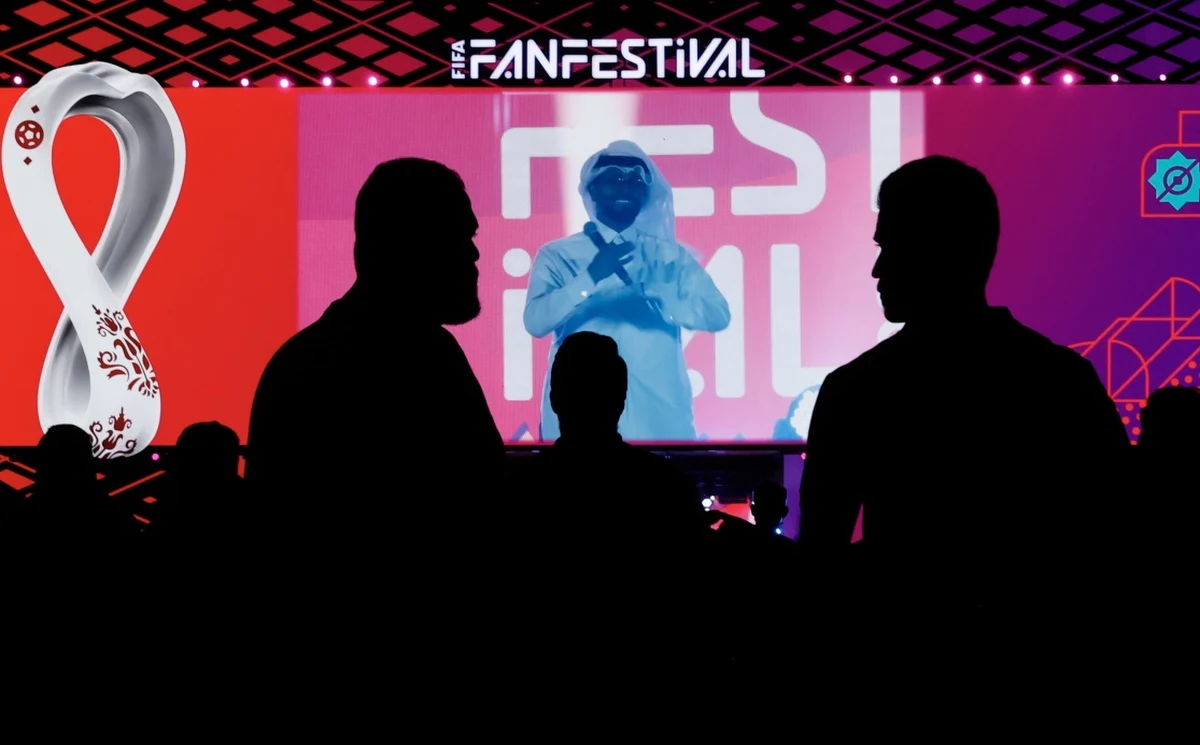 "Na kilka godzin przed piłkarskim świętem pewnie trzeba dać szansę gospodarzom i wszystkim kibicom, żeby wykorzystali maksymalnie to święto, które w tym roku odbywa się rzeczywiście w dramatycznej sytuacji z punktu widzenia polskiego widza" - mówił były ambasador Polski w Iraku i Arabii Saudyjskiej Krzysztof Płomiński. Dyplomata był jednym z gości debaty "Ciemna strona mundialu" w RMF FM. O Katarze rozmawialiśmy też z Krzysztofem Kawą, dziennikarzem i autorem książki "Operacja mundial. Futbol, korupcja, polityka. 1930-2026", a także byłym piłkarzem i wybitnym trenerem Jackiem Gmochem.