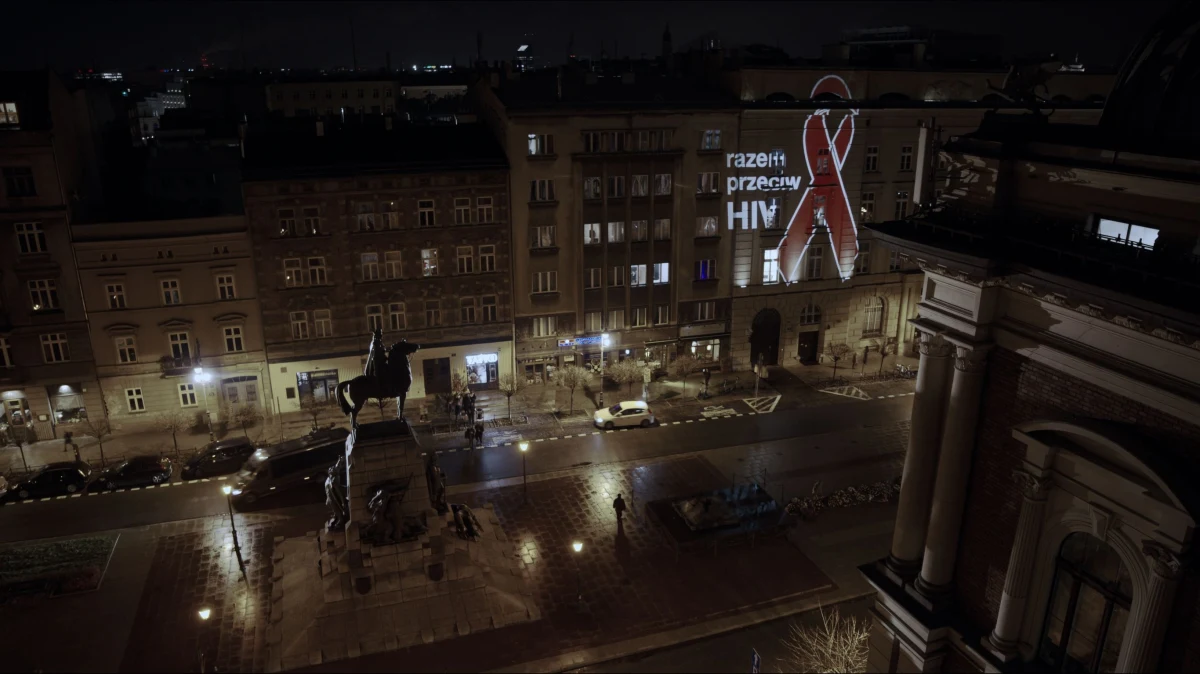 Czerwoną kokardkę z napisem „Razem przeciw HIV” mieszkańcy Krakowa zobaczą dzisiaj - 21 listopada - na fasadzie jednego z budynków. To akcja, która ma przypomnieć, że każdy powinien się badać, bo statystyki są przerażające. 1 grudnia obchodzony jest Światowy Dzień Aids.