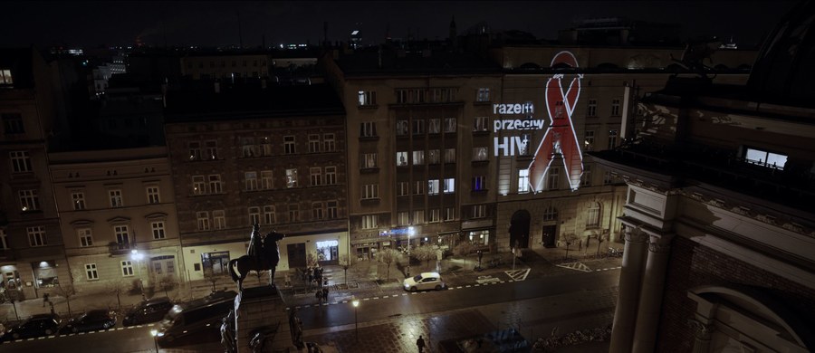 Czerwoną kokardkę z napisem „Razem przeciw HIV” mieszkańcy Krakowa zobaczą dzisiaj - 21 listopada - na fasadzie jednego z budynków. To akcja, która ma przypomnieć, że każdy powinien się badać, bo statystyki są przerażające. 1 grudnia obchodzony jest Światowy Dzień Aids.