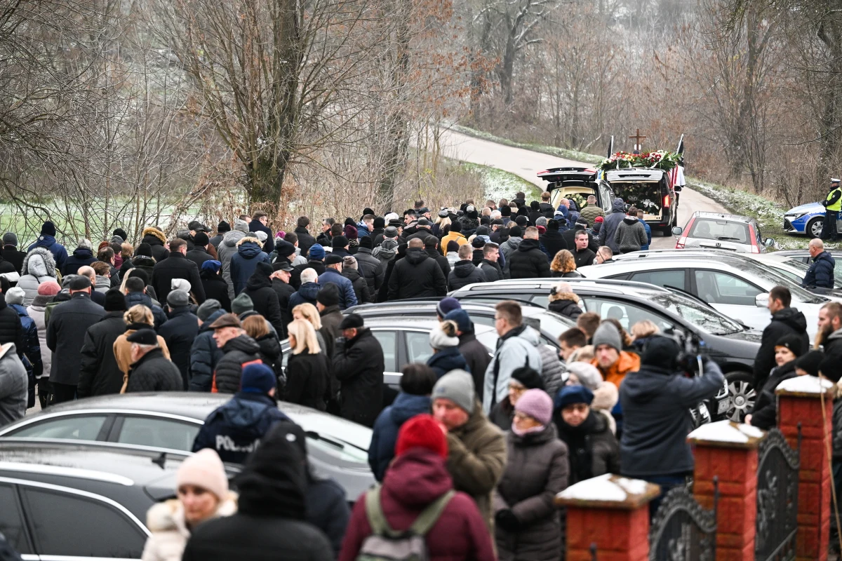 W Przewodowie (Lubelskie) odbył się dzisiaj pogrzeb  Bogdana C., 59-letniego traktorzysty, jednej z dwóch ofiar eksplozji, do której doszło we wtorek na terenie suszarni zbóż. Mężczyzna został pochowany tuż obok 60-letniego kierownika magazynu, którego pogrzeb odbył się w sobotę.