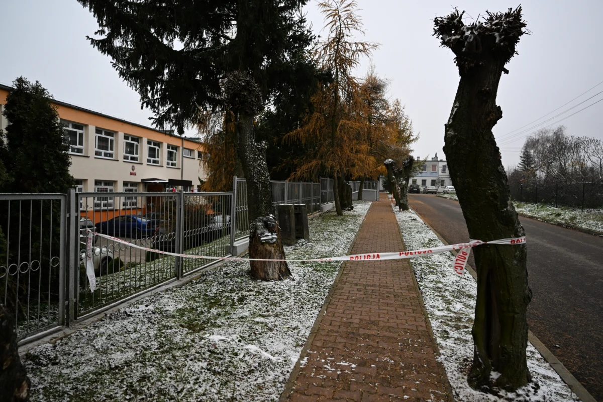 "Prowadzący dochodzenie ws. wtorkowej eksplozji rakiety w Przewodowie mają nagrania z kamer straży granicznej, ale nie pokazują one ze stuprocentową pewnością, skąd został wystrzelony pocisk" – powiedział premier Mateusz Morawiecki po spotkaniu z premier Finlandii Sanną Marin.