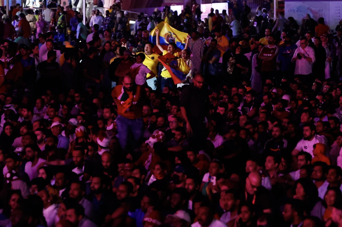 Z powodu zbyt dużej liczby kibiców zamknięto wejścia do mogącej pomieścić 40 tysięcy osób Strefy Kibica w Dausze, gdzie wyświetlany jest mecz otwarcia piłkarskich mistrzostw świata. Początkowo znalazł się w niej znacznie liczniejszy tłum, ale policja usunęła część fanów.