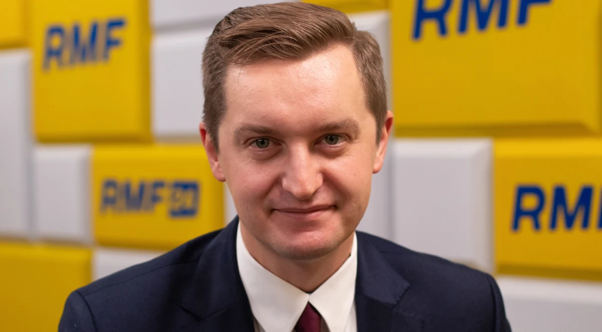 "Polska w najbliższym czasie ma co najmniej jedno weto. Już 6 grudnia w ważnej sprawie - podatku od korporacji. A w najbliższym czasie weto - możliwe, że również 6 grudnia - w zakresie nowelizacji unijnego budżetu, która to nowelizacja ma podwyższyć składkę o 1,5 mld euro już od przyszłego roku" - mówił w rozmowie 7 pytań o 7:07 w internetowym Radiu RMF24 wiceminister sprawiedliwości i poseł Solidarnej Polski Sebastian Kaleta. "To są pieniądze na spłatę Funduszu Odbudowy, czyli Unia Europejska chce nam podwyższyć składkę za coś, czego nie otrzymujemy, więc zdecydowanie powinniśmy wetować, jeżeli nie uzyskamy należytych pieniędzy. Takie rozwiązanie będziemy proponować w toku przygotowywania instrukcji dla polskiego rządu" - dodawał gość Bogdana Zalewskiego.