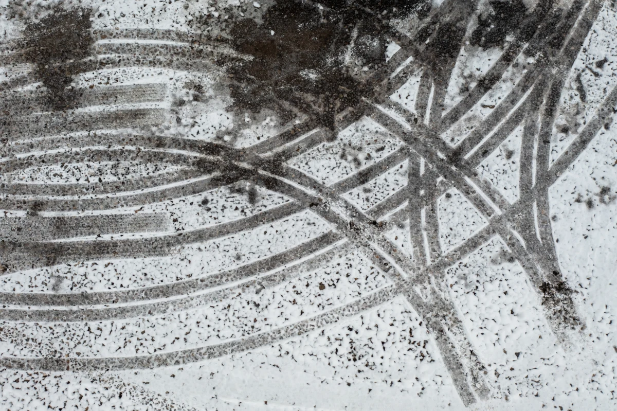 Na drogach robi się bardzo ślisko. W nocy przyjdzie spory mróz: lokalnie może być zimniej niż minus dziesięć stopni. W kilku regionach kraju spodziewane są marznące opady. 