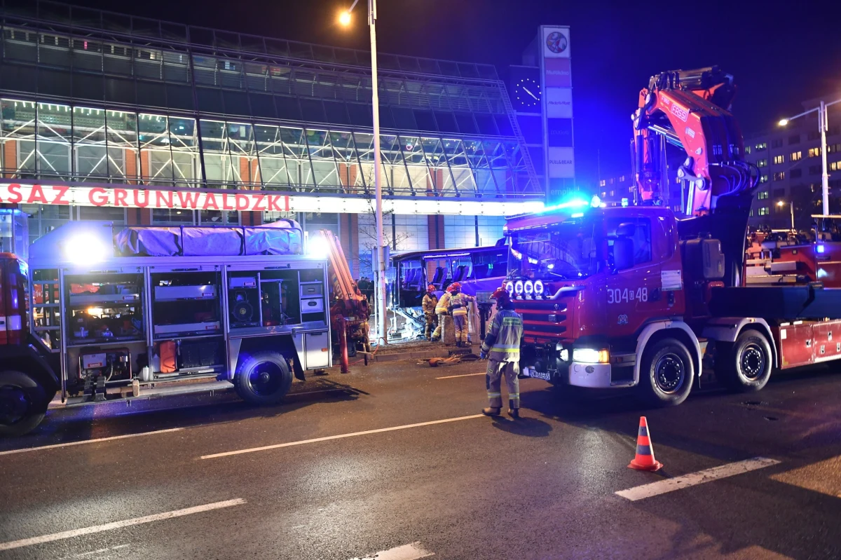 ​Tragiczny wypadek we Wrocławiu z udziałem turystycznego autobusu. Nie żyje kierowca, który wjechał pojazdem do przejścia podziemnego.
