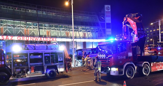 ​Tragiczny wypadek we Wrocławiu z udziałem turystycznego autobusu. Nie żyje kierowca, który wjechał pojazdem do przejścia podziemnego.