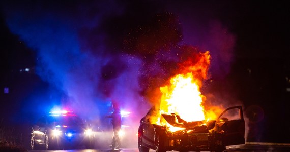 Dziewięć samochodów zniszczył ogień minionej nocy w Słupsku. Strażacy wyjeżdżali do pięciu różnych pożarów, ich przyczyny są na razie nieznane. Sprawa zajmuje się już policja. Trudno mówić, że były to przypadkowe pożary.

