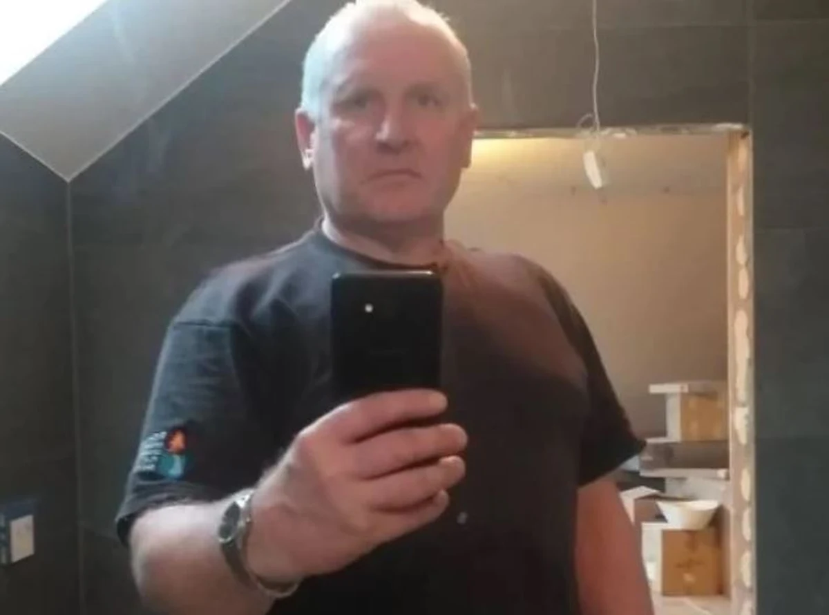 Kilkuset policjantów ponownie przeszukuje dziś od rana teren w Borowcach pod Częstochową, gdzie w lipcu ubiegłego roku doszło do rodzinnej zbrodni. Jacek Jaworek - podejrzany o zabicie brata, bratowej i ich 17-letniego syna - do tej pory nie został złapany.