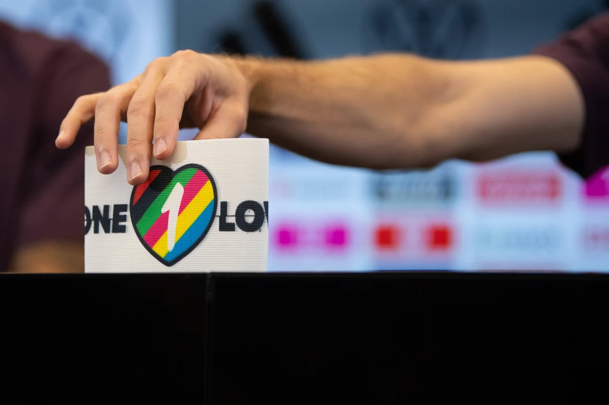 Jest wspólne oświadczeniu siedmiu europejskich związków piłkarskich w sprawie tęczowych opasek, które mieli nosić kapitanowie drużyn w trakcie meczów mistrzostw świata w Katarze. Akcja "One love" wspiera społeczność LGBTQ+.