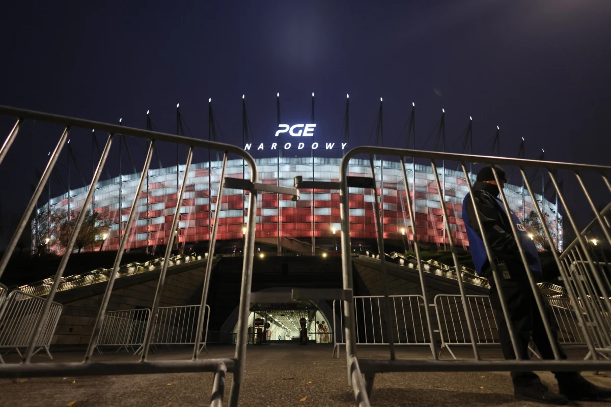 Stalowy element, który pozwoli zabezpieczyć uszkodzoną konstrukcję dachu Stadionu Narodowego, jest już w drodze do Warszawy. Tak zwany bypass był produkowany we Włoszech. Wciąż nie znamy przyczyny awarii dachu na PGE Narodowym. Nie wiemy też, jak długo stadion będzie wyłączony z użytkowania. 