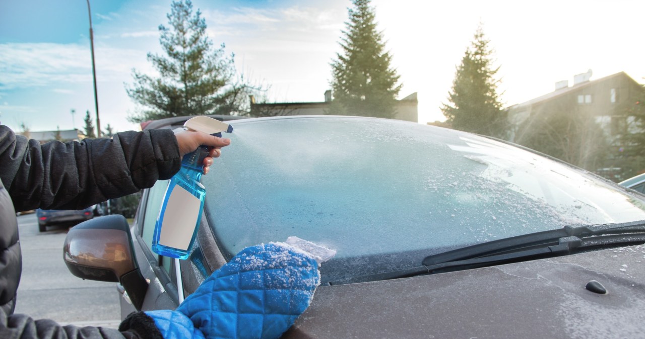 Odmrażacz do szyb czy skrobaczka. Co lepiej radzi sobie na mrozie?