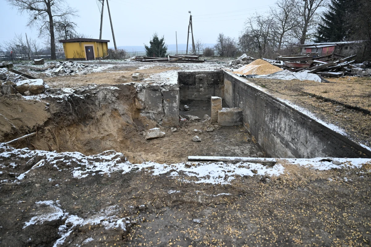 Ukraińscy eksperci, którzy byli w piątek w Przewodowie na Lubelszczyźnie, obejrzeli miejsce eksplozji rakiety, ale nie sporządzali szczegółowej dokumentacji - dowiedział się reporter RMF FM. Ukraińcy pracowali w Przewodowie mniej więcej 3 godziny. 