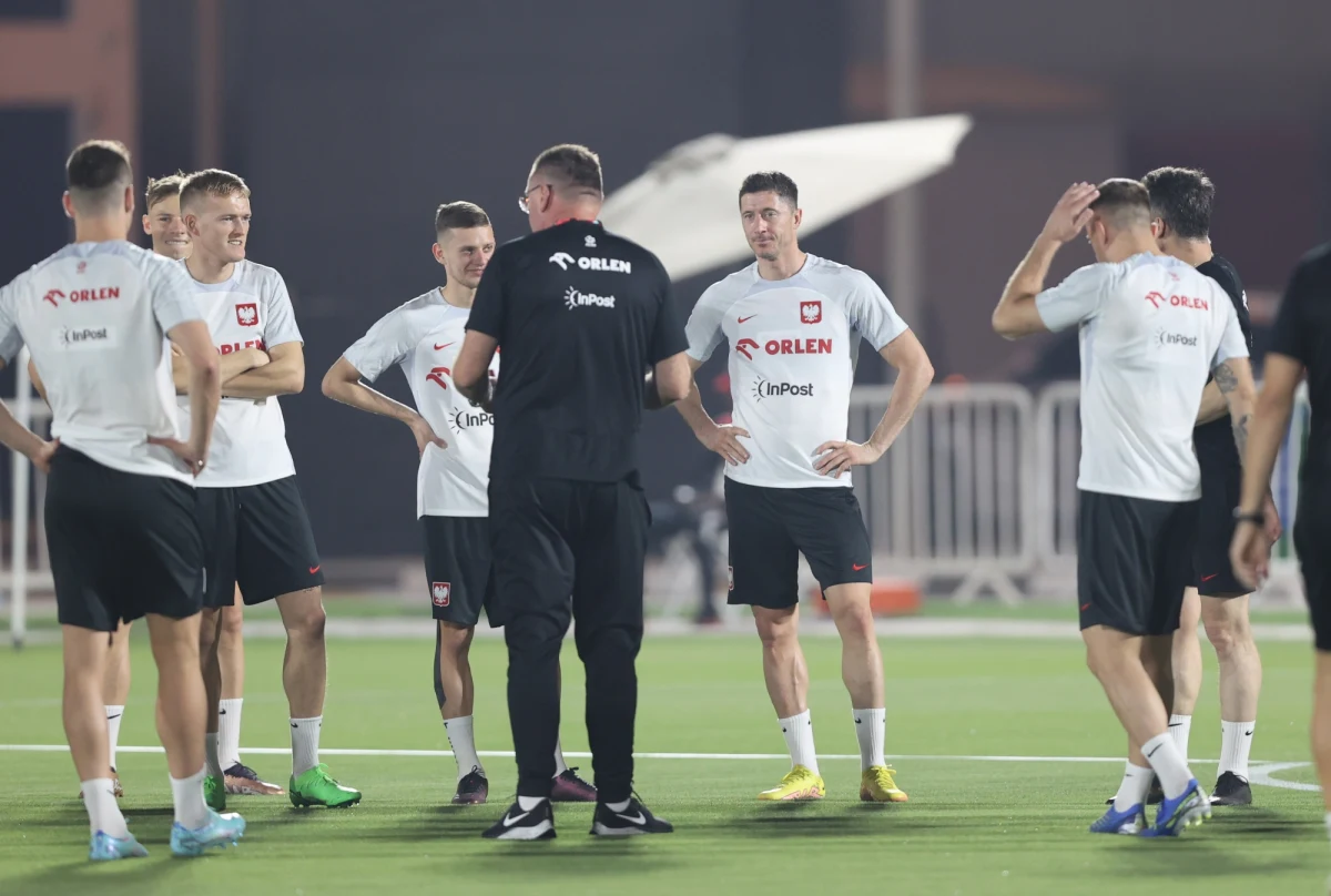 Od blisko pół wieku reprezentacja Polski czeka na to, by wygrać swój pierwszy mecz na mistrzostwach świata. Udało się to jedynie drużynie Kazimierza Górskiego w 1974 roku. Od tego czasu marzeniem pozostaje choćby remis, choć przeważnie po prostu przegrywamy, jak to miało miejsce za każdym razem w XXI wieku.