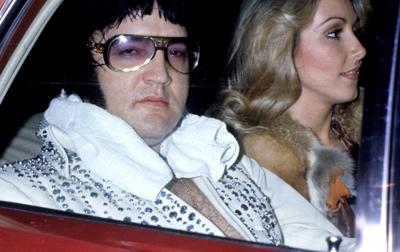 Choć "Elvis" zdobył duże uznanie międzynarodowej widowni i sporej części krytyków, nie wszystkim przypadł do gustu. Negatywną oceną dzieła Baza Luhrmanna podzieliła się właśnie Linda Thompson, z którą legendarny artysta związany był w ostatnich latach życia. Zdaniem byłej partnerki "króla rock and rolla" filmowa biografia "zawiera wiele nieprawdziwych elementów".
