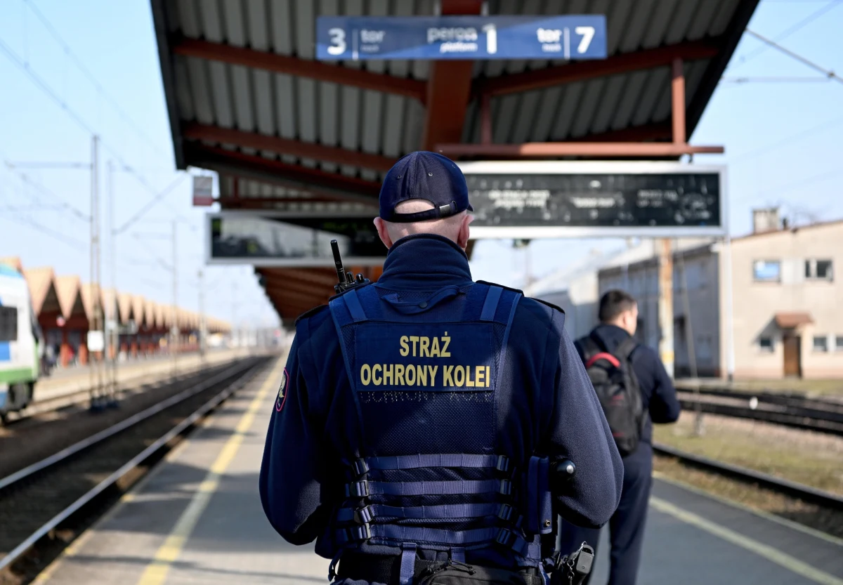 Funkcjonariusze Straży Ochrony Kolei z Przemyśla (Podkarpackie) zatrzymali na gorącym uczynku kobietę, która kradła środki higieniczne oraz artykuły spożywcze przeznaczone dla uchodźców z Ukrainy. Wartość skradzionego towaru to ponad 10 tys. zł.