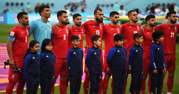 Irańscy piłkarze zdecydowali, żeby nie śpiewać hymnu swojego kraju przed rozpoczęciem meczu z Anglią w ramach mundialu w Katarze - podała agencja Reutera. Ma to związek z falą protestów w Iranie.