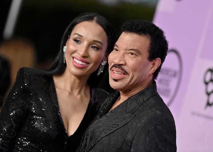 Podczas tegorocznej gali wręczenia nagród American Music Awards statuetkę Ikony otrzymał Lionel Richie. Legendarny piosenkarz i kompozytor został tym samym pierwszym artystą w historii, który pojawił się na scenie AMA w każdej dekadzie istnienia tej imprezy. "To wspaniała noc, ponieważ jesteśmy tutaj, aby uhonorować wielkiego człowieka” – powiedział o koledze po fachu Stevie Wonder.