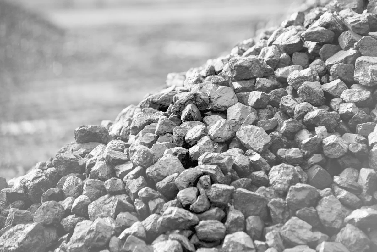 Od wtorku wrocławianie w wybranych Centrach Obsługi Mieszkańca mogą składać wnioski o zakup węgla po preferencyjnych cenach. Z tej możliwości mogą skorzystać osoby, którym przyznano dodatek węglowy oraz wszyscy, dla których podstawowym źródłem ciepła jest piec węglowy i ma to potwierdzenie w Centralnej Ewidencji Emisyjności Budynków.

