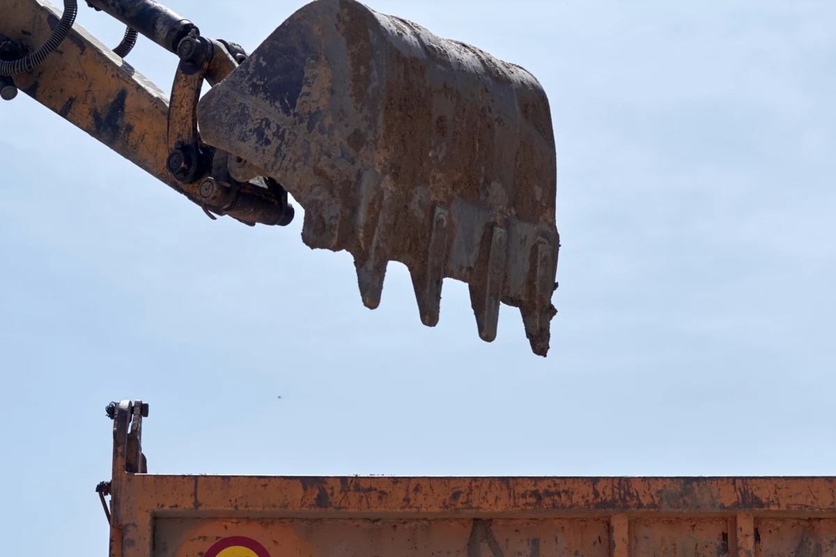 Tragiczny wypadek w Warszawie. Podczas prac rozbiórkowych na terenie ogródków działkowych przy ulicy Markerta, zawaliła się drewniana altana. Zginęła znajdująca się wewnątrz bezdomna, niepełnosprawna kobieta.
