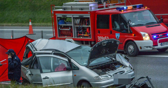 Dwie osoby nie żyją, a dwie zostały ranne w wypadku na wysokości Opola. Na autostradzie A4 doszło do zderzenia ciężarówki z samochodem osobowym. 