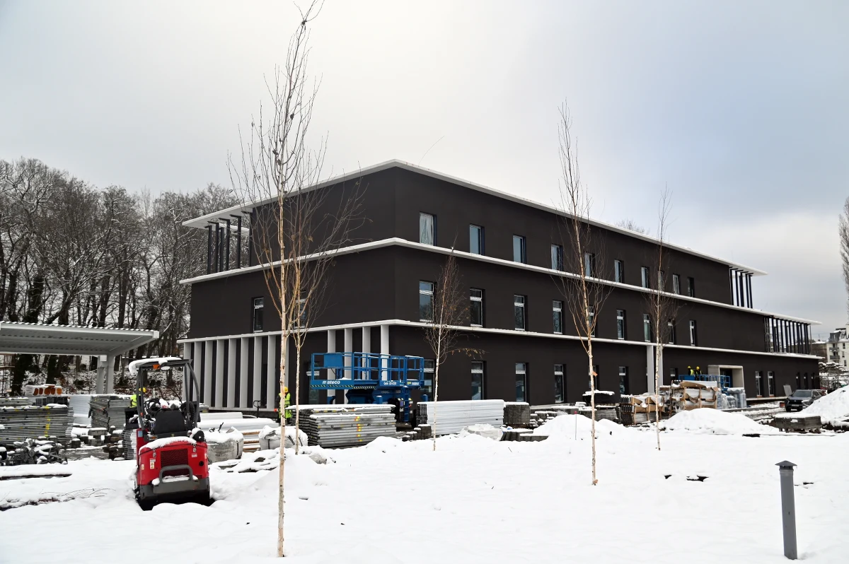 W kwietniu przyszłego roku ma zakończyć się budowa nowej siedziby Wojewódzkiej Stacji Pogotowia Ratunkowego przy ul. Twardowskiego. Inwestycja ma skrócić czas dojazdu do pacjentów i zapewnić lepsze warunki pracy ratownikom.