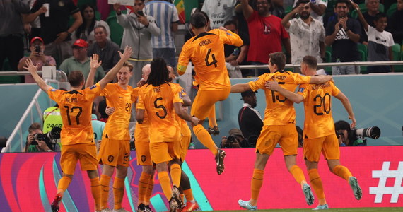 W spotkaniu kończącym pierwszą kolejkę w grupie A mistrzostw świata w Katarze piłkarze reprezentacji Holandii pokonali Senegal 2:0. Na listę strzelców wpisali się Cody Gakpo i Davy Klaasen.