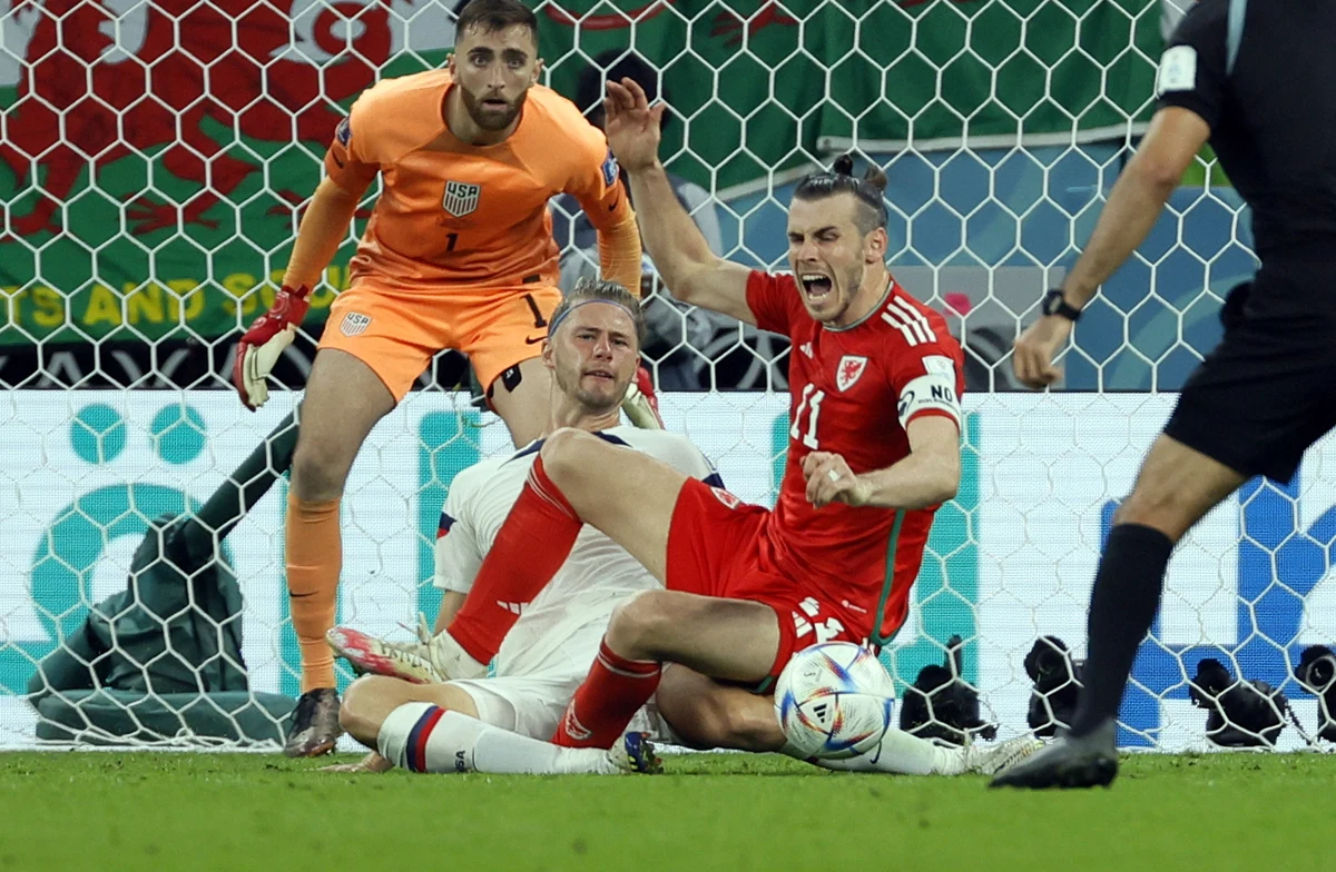 Reprezentacja USA zremisowała 1-1 z Walią na Ahmed bin Ali Stadium w Ar-Rajjan w meczu grupy B. Było to pierwsze starcie obu ekip w rozpoczętym w niedzielę mundialu.