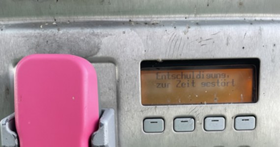 W poniedziałek wyłączono płatności monetami w 12.000 pozostałych telefonach publicznych w Niemczech. "Od końca stycznia przestanie działać również funkcja płatności przy użyciu kart telefonicznych" - poinformował Telekom. Stara budka telefoniczna staje się zbędna - pisze portal dziennika "Tagesspiegel".