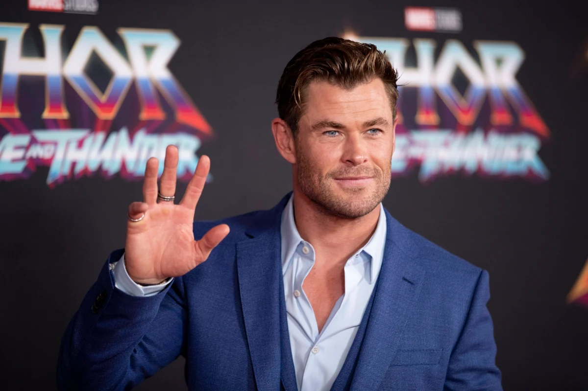 Aktor Chris Hemsworth poinformował, że robi przerwę w karierze. Powodem było wykrycie u niego genu, który zwiększa ryzyko zachorowania na Alzheimera. Gwiazdor Uniwersum Marvela, znany z roli Thora, przeprowadził testy podczas produkcji na serialem dokumentalnym "Bez granic z Chrisem Hemsworhem".