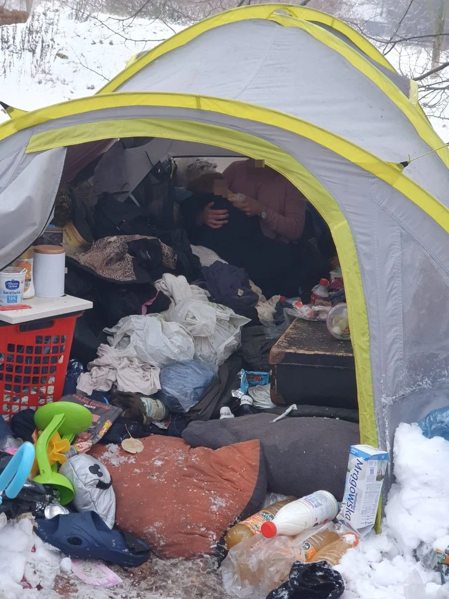 Policjanci z gdańskiego Przymorza zatrzymali 24-latkę, która w lesie na Zaspie przebywała w namiocie ze swoją dwuletnią córeczką. Dziecko było w krótkim rękawku. Lekarz stwierdził, że dziewczynka jest wychłodzona, głodna i ma infekcję górnych dróg oddechowych. Została przewieziona do szpitala.