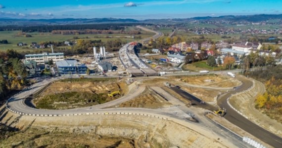 Od dzisiaj zmienia się organizacja ruchu na ulicy Ludźmierskiej w Nowym Targu. Ulica Ludźmierska zostanie zamknięta na odcinku ok. 350 metrów, a ruch skierowany na objazd po wybudowanych już łącznicach węzła Nowy Targ Zachód, będzie się odbywał w dwóch kierunkach. Taka organizacja ruchu będzie obowiązywała do końca kwietnia 2023 r.