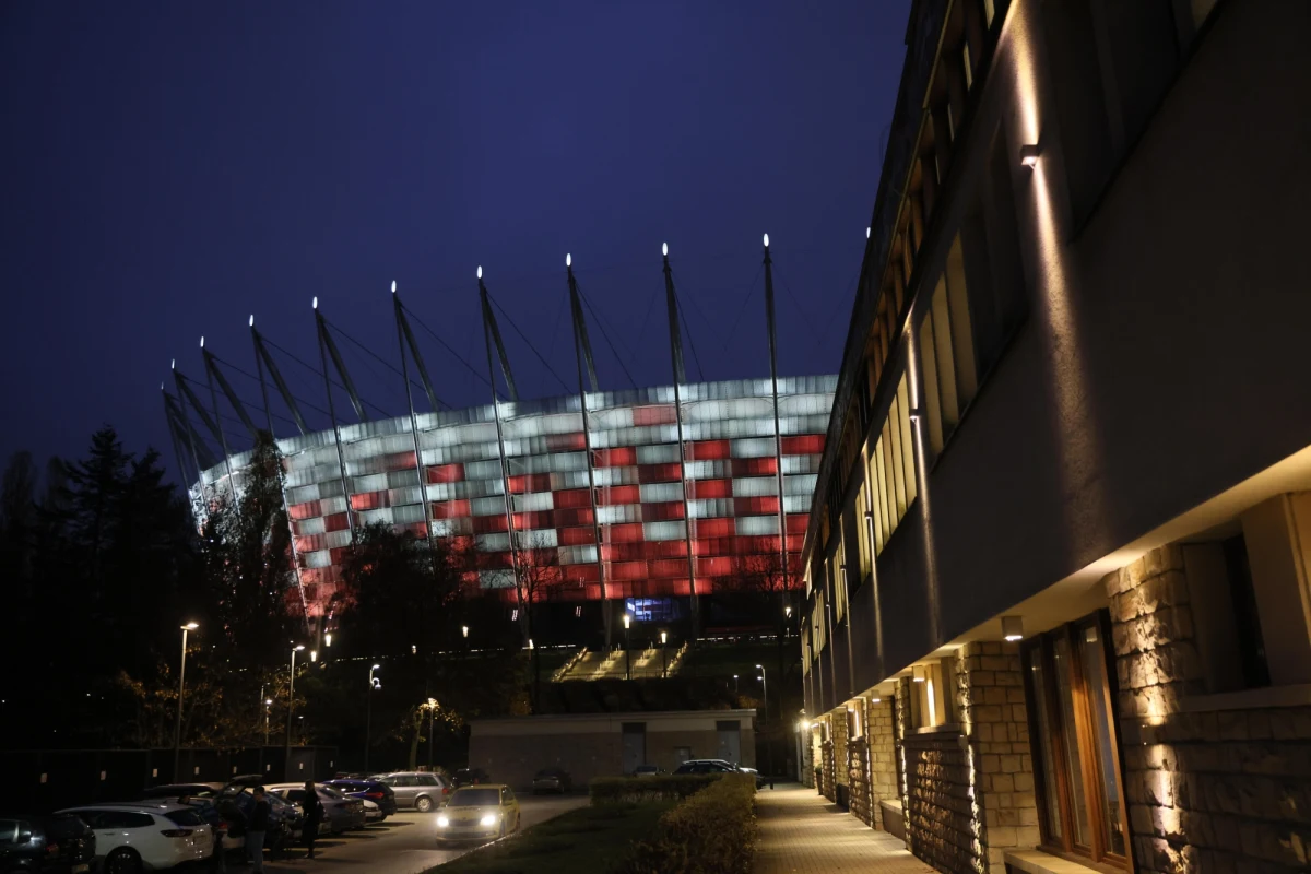 Nie ma przeszkód, by zamontować stalowy "bypass", który ma odciążyć uszkodzony fragment dachu na Stadionie Narodowym. Kilkudniowe badania pokazały, że pęknięcie w elemencie utrzymującym dach i iglicę PGE Narodowego nie powiększa się. 